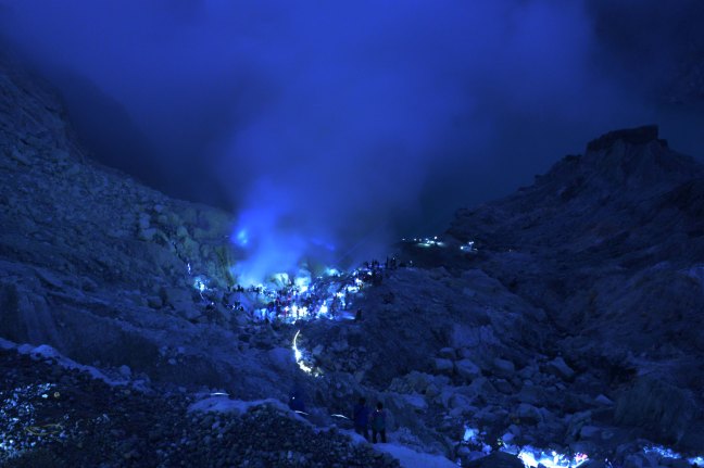 Pemandangan blue fire di Gunung Ijen, Banyuwagi. Foto diambil dari jarijariratih.wordpress.com