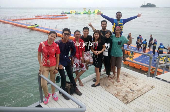 Tim Blogger Kepri berfoto bersama Banquet Manager Yenni Mahardika (kiri) dan timnya.