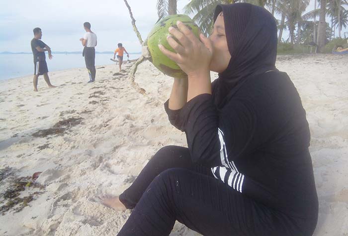 Menikmati kelapa muda di Pulau Rano.