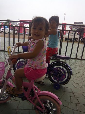 Azka dan Kenzie (dua putri penulis artikel ini) sedang bermain sepeda di Dataran Engku Putri Batam.