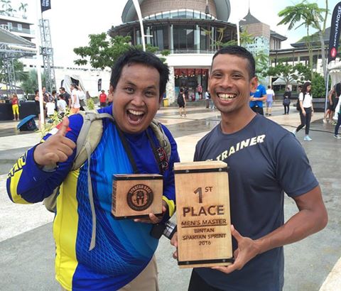 Danan Wahyu Sumirat dan Pemenang Spartan Beast Bintan, Sadali, Minggu (20/11/2016).