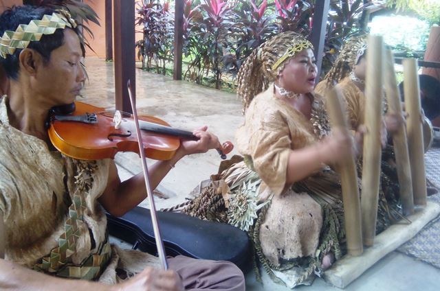 Pemain musik Tarian Topeng Suku Mah Meri. Foto by menixnews.com