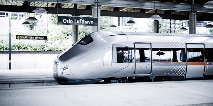 Kereta api cepat khusus ke Bandara di Oslo.