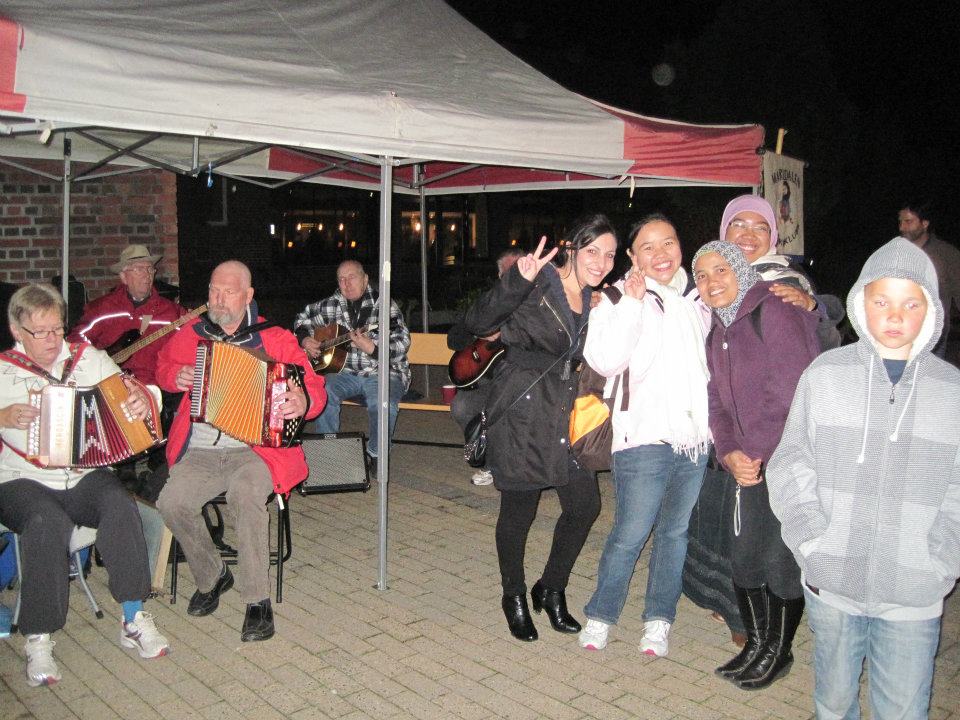 Pose bareng teman-teman dengan latar belakang pemain musik tradisional Norwegia.