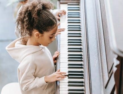 anak belajar bermain piano