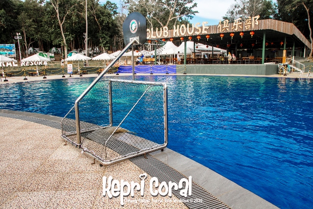 Kolam renang Kepri Coral. 