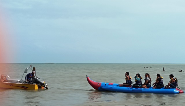 Main banana boat di Pantai Tegar Bahari