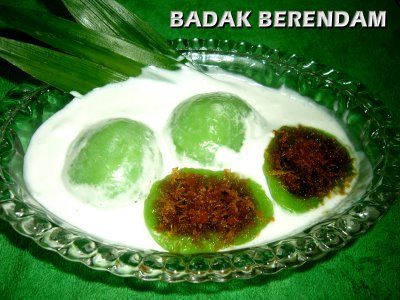 Kue Badak Berendam.