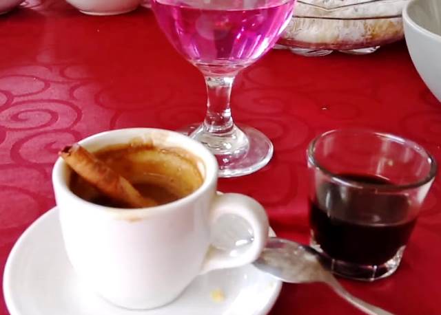 Kopi Sekanak (hitam dan coklat) dan Air Secang